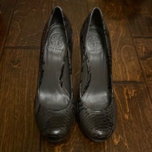 Tory Burch Logo Heels Amazon Jude Platform Pumps 9.5 M Snakeskin Print NWIB